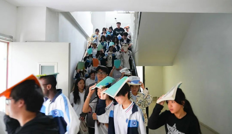 以練筑防 臨“震”不亂——我校開(kāi)展防震應(yīng)急疏散演練活動(dòng)