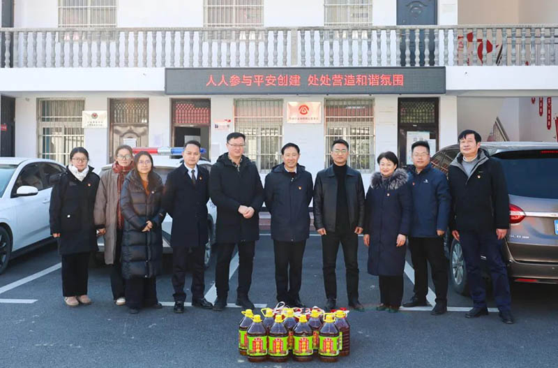 新華高級中學(xué)黨支部赴雙墩鎮(zhèn)富水村開展“送溫暖”主題黨日活動