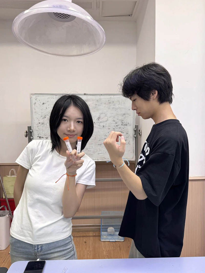 【科學(xué)遇見藝術(shù)】新華學(xué)子用DNA打造“基因手環(huán)”