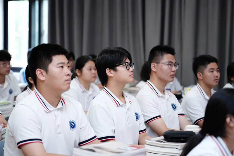 觀閱兵盛典，筑強國夢想——新華高級中學組織全校師生觀看“九三”閱兵儀式